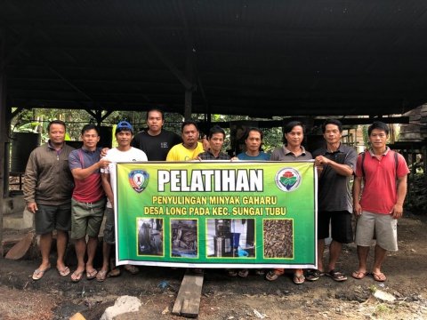 Peserta pelatihan penyulingan gaharu